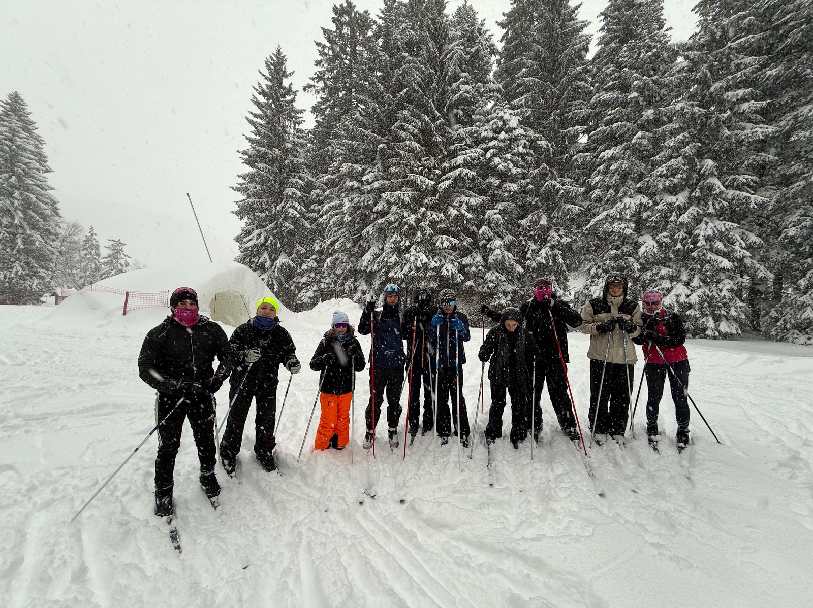 ❄️🛶⛷️Jeunes, débutants ou compétiteurs, on avance tous ensemble.Quand la rivière se repose, on s’entraîne autrement: samedi c’était ski, neige, endurance et esprit d’équipe 💪Parce qu’un bon kayakiste se construit sur tous les terrains.🔵⚪️🛶🌊