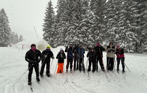❄️🛶⛷️Jeunes, débutants ou compétiteurs, on avance tous ensemble.Quand la rivière se repose, on s’entraîne autrement: samedi c’était ski, neige, endurance et esprit d’équipe 💪Parce qu’un bon kayakiste se construit sur tous les terrains.🔵⚪️🛶🌊