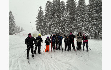 ❄️🛶⛷️Jeunes, débutants ou compétiteurs, on avance tous ensemble.Quand la rivière se repose, on s’entraîne autrement: samedi c’était ski, neige, endurance et esprit d’équipe 💪Parce qu’un bon kayakiste se construit sur tous les terrains.🔵⚪️🛶🌊
